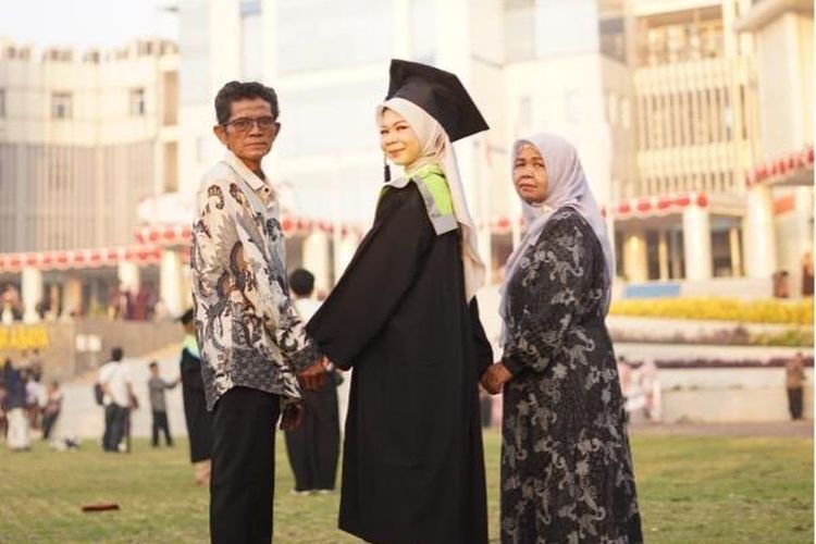 Kisah Nurul, Anak Tukang Las Bisa Lulus Cumlaude di Unesa