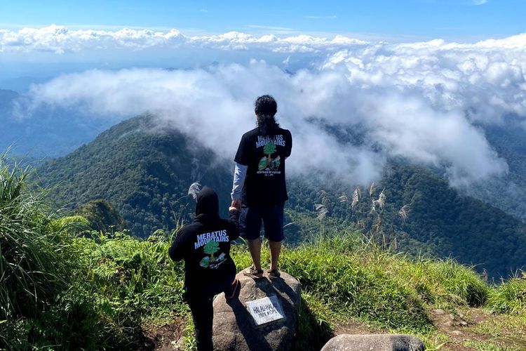 Dua pendaki menggapai Puncak Gunung Halau-halau di Kabupaten Hulu Sungai Tengah, Kalsel. 