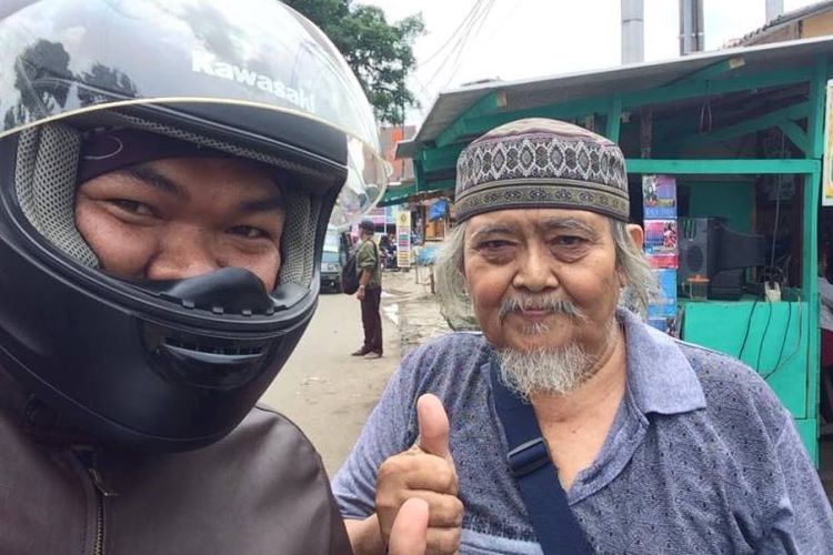 Iwa Kartiwa (kiri), seorang pengemudi Kawasaki Z250, keliling menawarkan jasa antar gratis untuk penumpang yang telantar karena demo angkot di Bogor, Kamis (23/3/2017).
