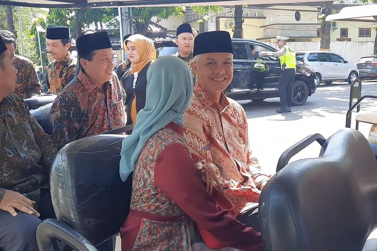 Gubernur Jawa Tengah, Ganjar Pranowo beserta istrinya diantarkan ke acara ngunduh mantu adik dari Menteri Agama di Kompleks Pondok Pesantren Raudlatut Thalibin Rembang, Jawa Tengah, Sabtu (13/5/2023)