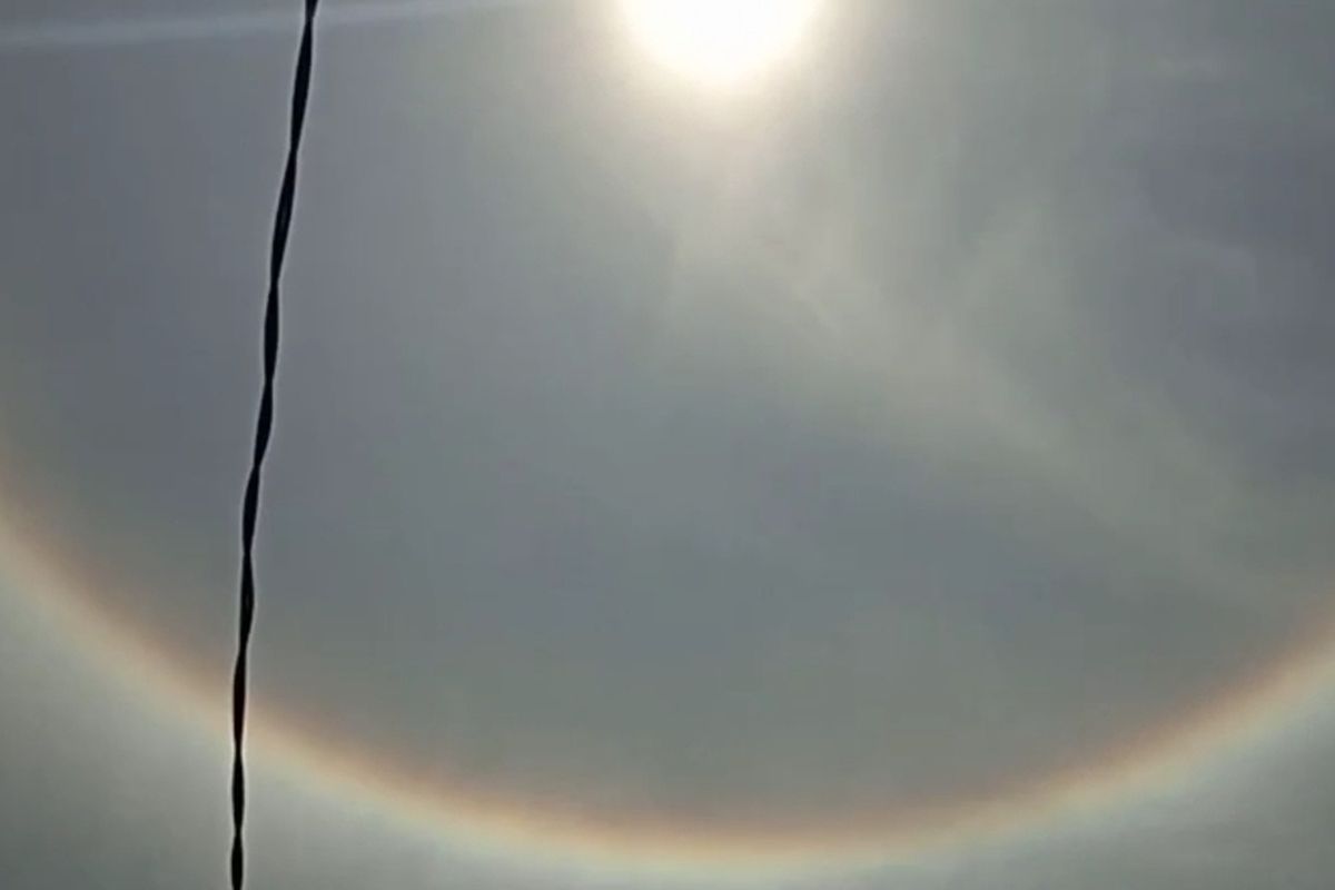 Fenomena langka Helo Matahari menghiasi langit Sumedang, Minggu (20/4/2025) siang. SCREENSHOOT VIDEO