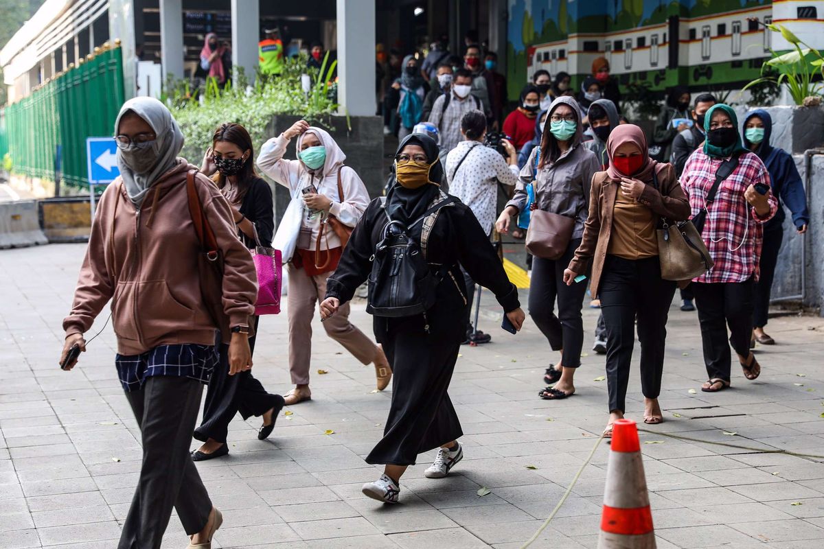 Pekerja kantoran saat keluar dari Stasiun Sudirman di Jakarta Pusat, Senin (8/6/2020). Pemprov DKI Jakarta mengizinkan perkantoran kembali beroperasi sejak hari ini, namun dengan penerapan protokol kesehatan.