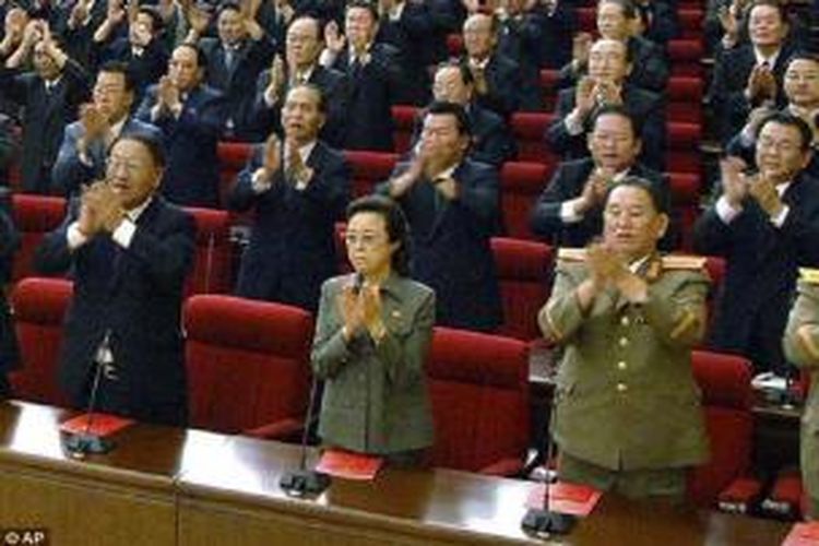 Kim Kyong-hui, depan tengah, adalah saudari dari Kim Jong-il yang merupakan ayah Kim Jong-un 