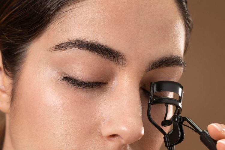 Bila ingin mata lebih terbuka dan segar, cobalah doe eyes makeup. Simak tipsnya menurut pakar.