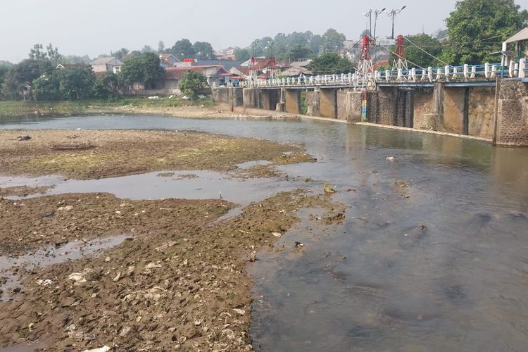 Tinggi Muka Air Bendung Katulampa Bogor Turun hingga 0 Cm, Dasar Aliran Terlihat Jelas