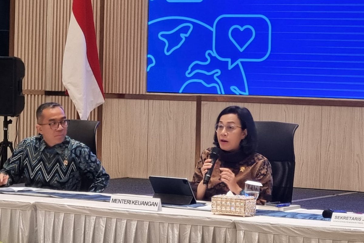 Menteri Pendidikan Tinggi, Sains, dan Teknologi Brian Yuliarto dan Menteri Keuangan Sri Mulyani Indrawati saat Taklimat Media di Gedung Kemendikti Saintek, Jakarta, Selasa (15/4/2025).