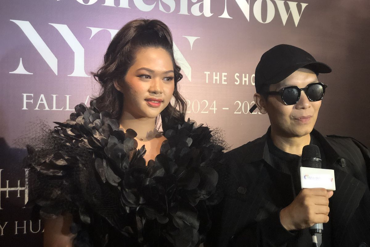 Hengki Kawilarang (kanan) dan Nabila Ayu (kiri) Kolaborasi Hengki Kawilarang dan Nabila Ayu di New York Fashion Week Fall Winter 24/25.