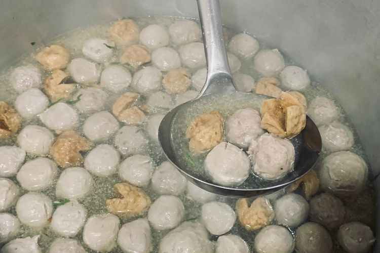 Bakso Solo Kidul Pasar ciri khasnya kuah keruh dengan isian pentol alus, kasar dan goreng.