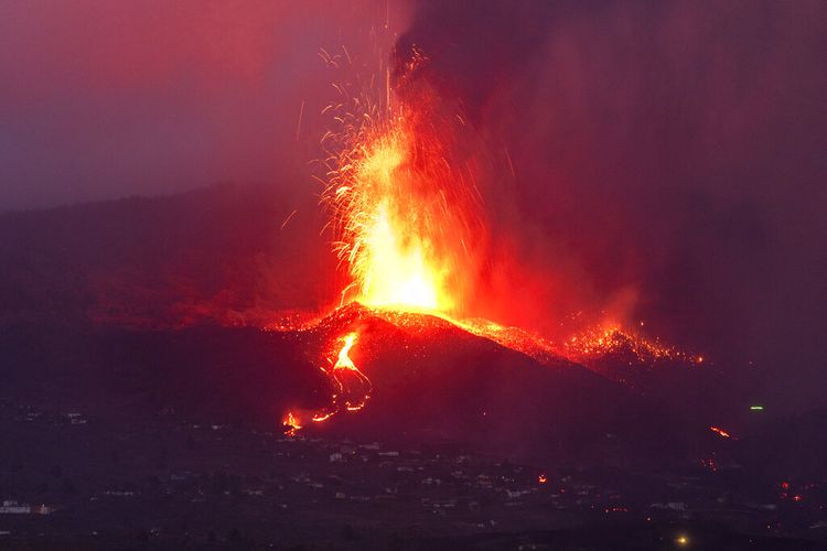 Lahar dari letusan gunung berapi mengalir di pulau La Palma di Canaries, Spanyol, Selasa, 21 September 2021. 