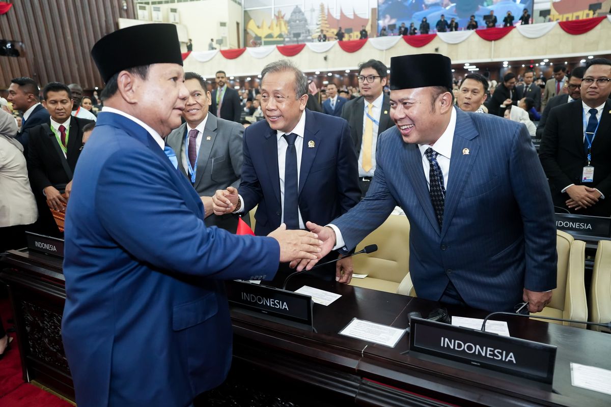 Ketua DPR RI Cucun Ahmad Syamsurijal saat bersalaman dengan Presiden Republik Indonesia Prabowo Subianto pada Inaugural Session of the 19th Session of the PUIC Conference di Jakarta, Rabu (14/4/2025).