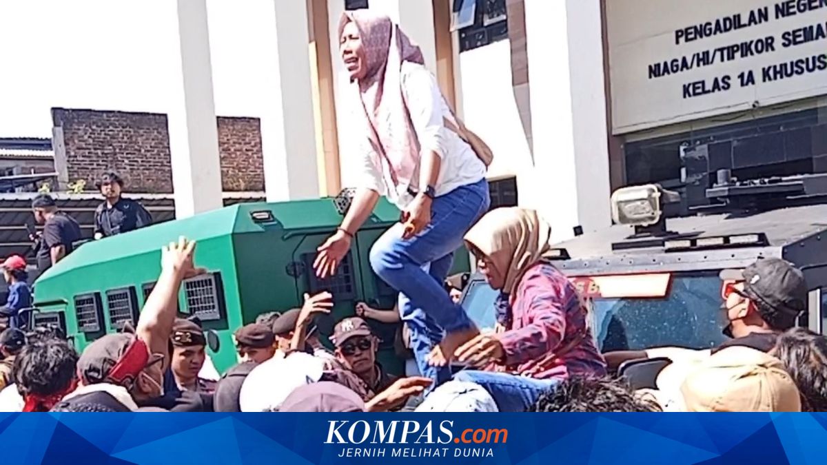 Lupa Pakai Sandal, Emak-emak Pendukung Sudewo Berjingkrak Kepanasan di Atas Rantis