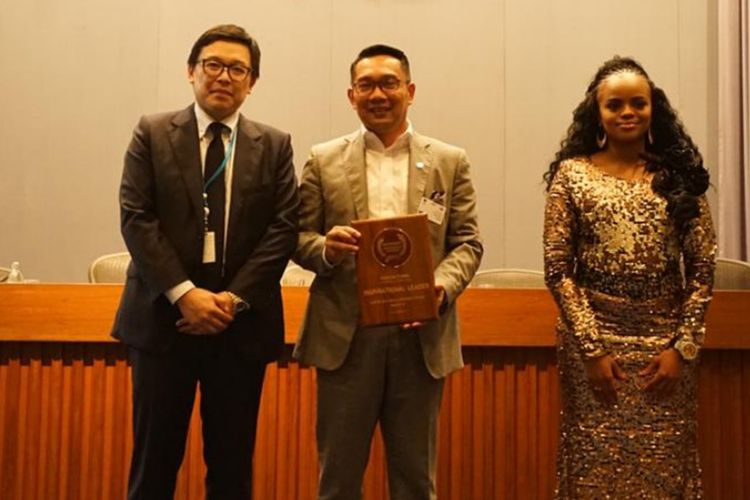 Gubernur Jawa Barat Ridwan Kamil meraih penghargaan sebagai Inspirational Leader di kawasan Asia Pasifik pada ajang GovInsider Innovation Awards 2019 di markas Perserikatan Bangsa-bangsa (PBB) Asia Pasifik Bangkok, Thailand, Rabu (16/10/19).