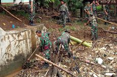 Sampah Bambu Sumbat Bendungan Koja Bekasi, 4 Perumahan Terancam Banjir