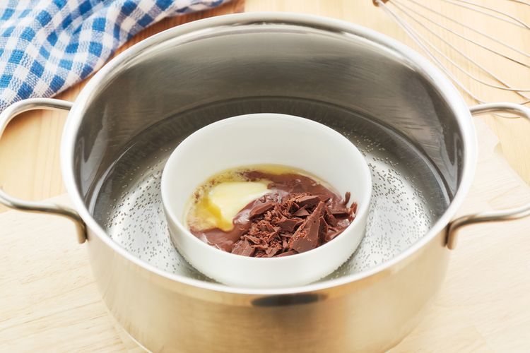 ilustrasi melelehkan cokelat dan mentega untuk membuat brownies. 