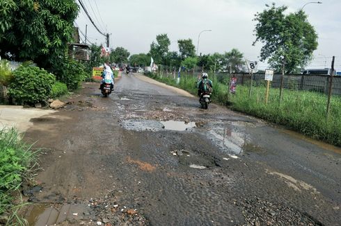 Warga di Depok: Perbaiki Jalan Rusak Kok Setengah-setengah...
