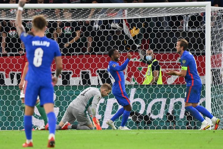 Penyerang Inggris Harry Kane melakukan selebrasi bersama Raheem Sterling usai membobol gawang Hongaria pada laga Kualifikasi Piala Dunia 2022 di Stadion Ferenc Puskas, 2 September 2021.