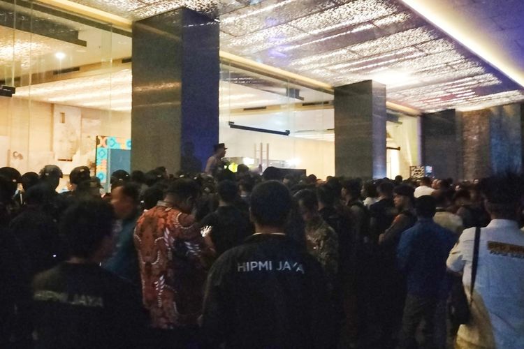 Sejumlah peserta Musyawarah Nasional (Munas) Himpunan Pengusaha Muda Indonesia (HIPMI) terlihat berada di luar Alila Hotel Solo, Jawa Tengah, Selasa (22/11/2022). Polisi meningkatkan pengamanan mencegah kericuhan yang pecah pada Senin (21/11/2022).