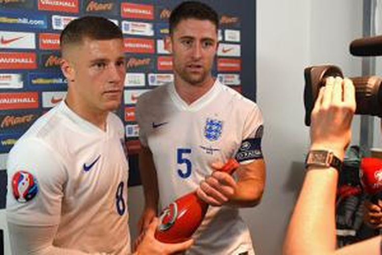 Ross Barkley mendapatkan penghargaan pemain terbaik dari Gary Cahill, seusai Inggris menang atas Estonia, Jumat (9/10/2015).