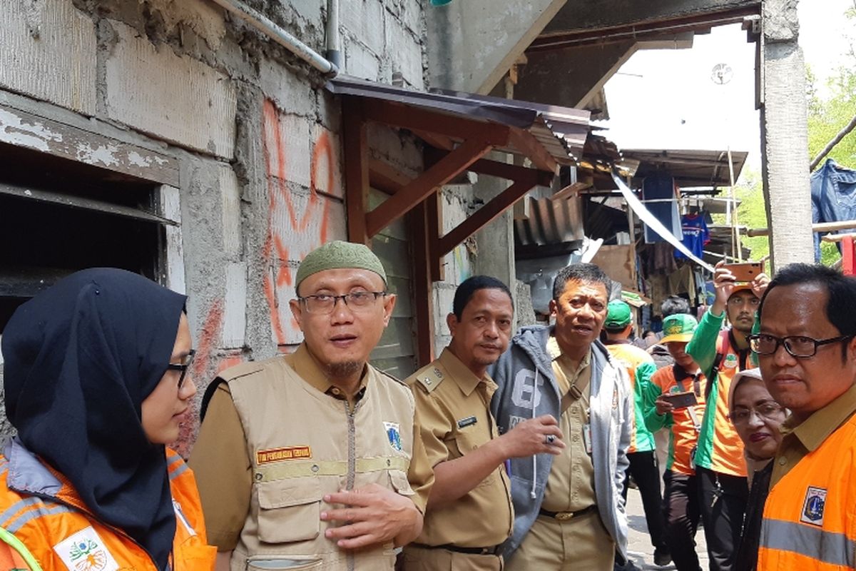 Lurah Tanjung Duren Utara, Iskandar beserta jajaran dinas lainnya meninjau warga yang menggunakan WC bersama di RT 015/RW007, Kecamatan Grogol Petamburan, Jakarta Barat, Senin (7/10/2019)