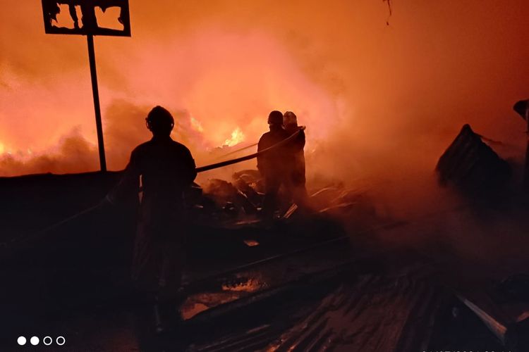 Lapak barang rongsok dan sejumlah rumah kontrakan di Jalan Kampung Belakang RT 10 RW 03, Kamal, Kalideres, Jakarta Barat terbakar pada Sabtu (31/7/2021) sekitar pukul 21.00 WIB.