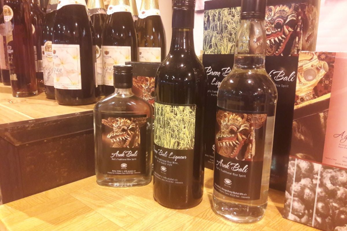 Arak bali, salah satu produk Indonesia yang dijajakan di Wine and Cheese Expo di Mal Kelapa Gading, Jakarta Utara.