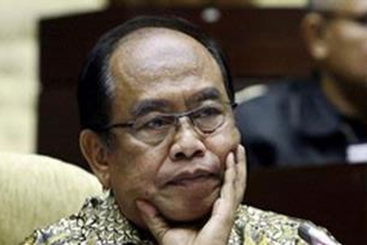 Mantan Panitera Mahkamah Konstitusi, Zainal Arifin Husein, memberikan keterangan kepada Panja Mafia Pemilu DPR, di Komplek Parlemen Senayan, Jakarta Pusat, Kamis (30/6/2011). Zainal membantah terlibat membuat surat palsu MK. 