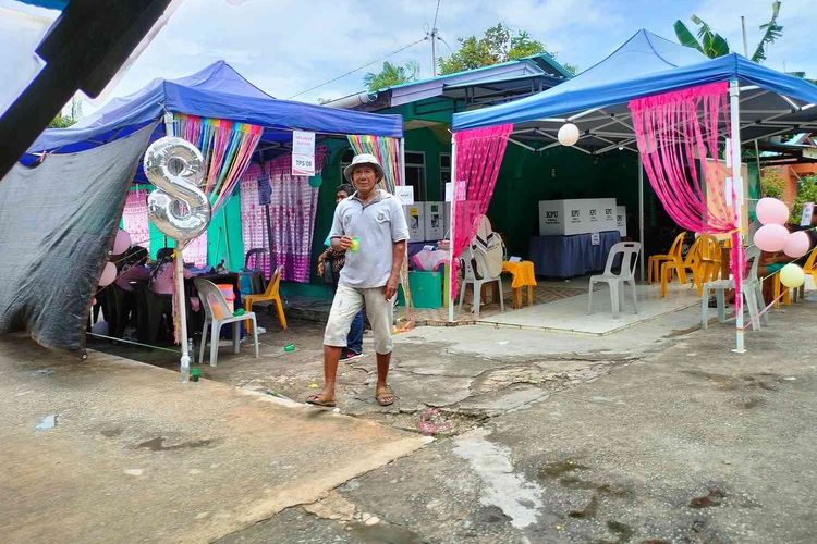 Salah satu TPS di Belakangpadang yang dihias serba pink dengan tema Hari Valentine.