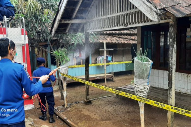 Petugas Dinas Pemadam Kebakaran memyemprotkan disinfektan ke rumah-rumah warga di kampung yang puluhan warganya terpapar Covid-19 di Kecamatan Bungbulang Garut, Jumat (21/05/2021) (Dok Humas Pemkab Garut)