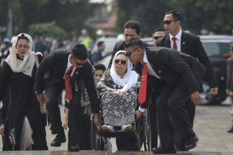 Istri Presiden Ke-4 KH Abdurrahman Wahid (Gus Dur) Sinta Nuriyah Wahid (tengah) menghadiri pemakaman Ibu Negara periode 2004-2014 Ani Yudhoyono  di Taman Makam Pahlawan Nasional Utama (TMP) Kalibata, Jakarta, Minggu (2/6/2019). ANTARA FOTO/Nova Wahyudi/hp.