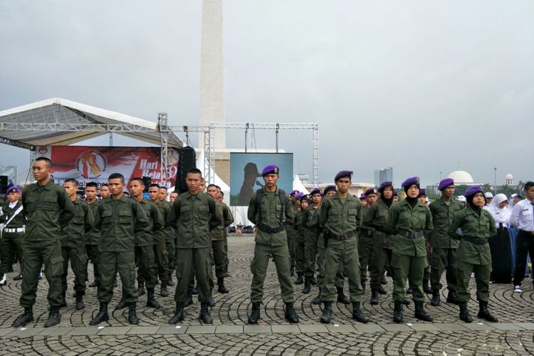 Suasana apel bela negara yang dipimpin Gubernur DKI Jakarta Anies Baswedan di Monas, Selasa (19/12/2017). 