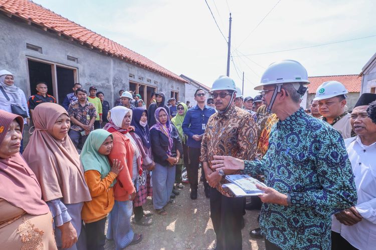 Penjabat (Pj) Gubernur Jawa Tengah (Jateng) Nana Sudjana saat mengecek langsung progres pembangunan bantuan rumah gratis bagi 98 KK terdampak rob di Pekalongan, Kamis (3/9/2024). 
