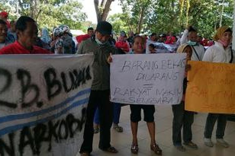 Tolak peraturan Menteri Perdagangan  dan Perindustrian,  ratusan pedagang demo di gedung DPRD Sultra