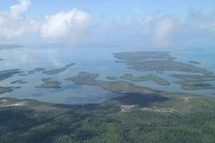 Gugusan pulau-pulau di Kepulauan Tanimbar, Maluku Tenggara Barat (MTB) dilihat dari pesawat Garuda Indonesia, Kamis (8/12/2016). Pulau terbesar di Kepulauan Tanimbar adalah Pulau Yamdena dengan ibukota MTB yakni Saumlaki.