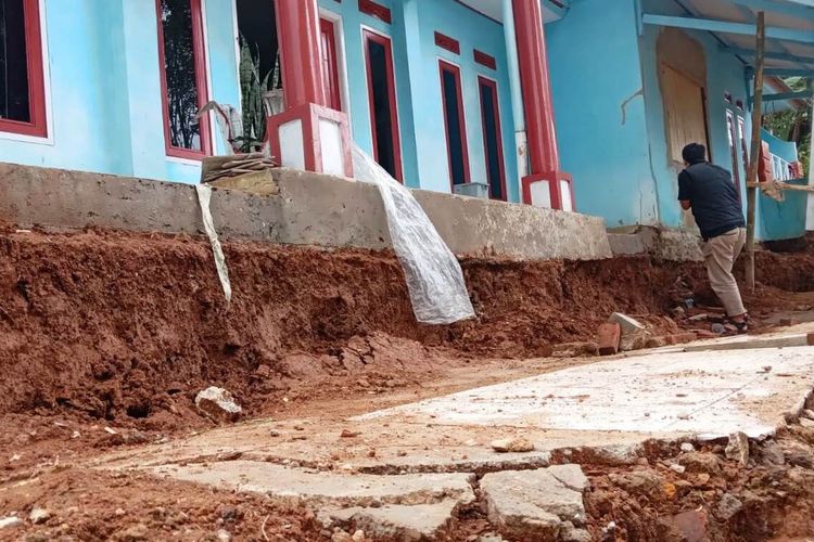 Kondisi tanah yang amblas pascabncana pergerakan tanah di d Kampung Warungkuda, Cibeber, Kabupaten Cianjur, Jawa Barat.