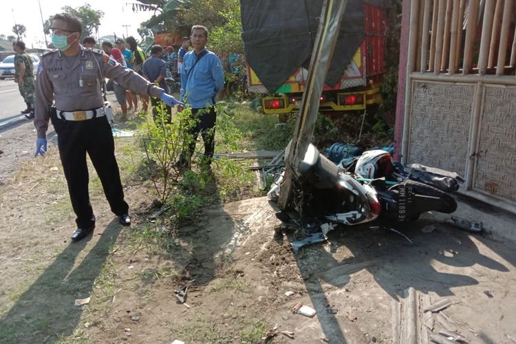 Kecelakaan beruntun  antara 2 buah truk dan sebuah seoeda motor menewaskan pemotor dan menyebbakan sopir dan kenek mobio trul mengalami kuka oatah tulang