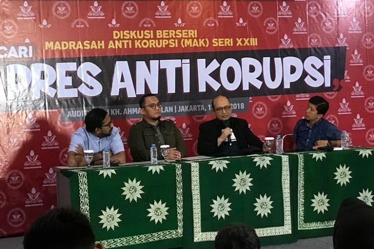 Direktur Lokataru Foundation Haris Azhar (paling kiri), Ketua Umum PP Pemuda Muhammadiyah Dahnil Anzar Simanjuntak (kedua dari kiri), dan Penyidik Senior KPK Novel Baswedan (kedua dari kanan), di acara Diskusi Berseri Madrasah Antikorupsi Seri 23 dengan tema Mencari Capres Antikorupsi, di Jakarta, Selasa (17/7/2018).