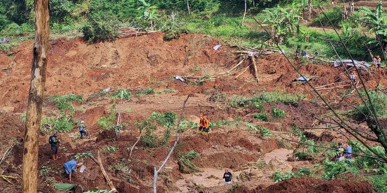 Kondisi longsor di Kampung Condong, Desa Desa Wargaluyu, Kecamatan Arjasari, Kabupaten Bandung, Jawa Barat, yang terjadi pada Jumat (6/12/2025)