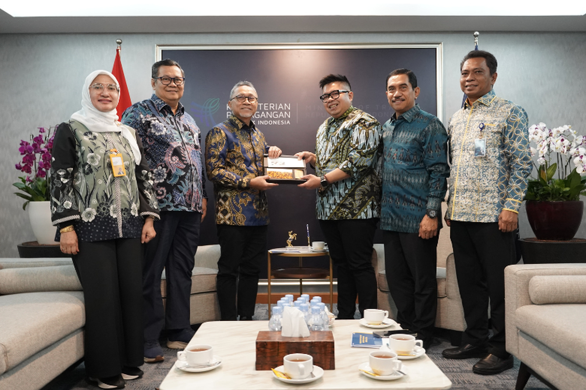 Taspen serahkan manfaat Pensiun dan Tabungan Hari Tua (THT) kepada eks Menteri Perdagangan (Mendag) Zulkifli Hasan di Kantor Kementerian Perdagangan (Kemendag). 