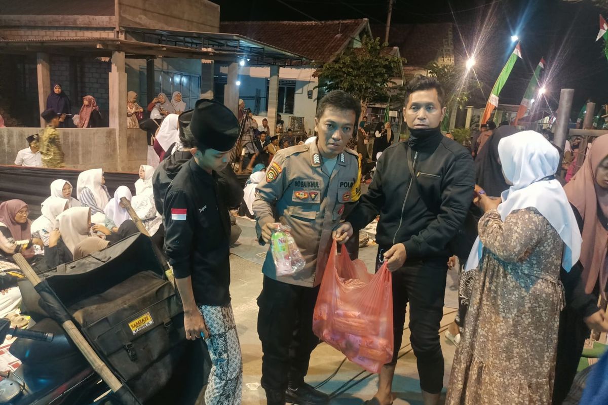 Petugas mengumpulkan sampel makanan yang dibagikan panitia pengajian dan sholawatan di Desa Krecek, Kecamatan Badas, Kabupaten Kediri, Jawa Timur, Selasa (1/10/2024).  Pengajian tersebut diwarnai keracunan massal jemaahnya.