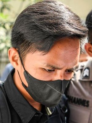 Ajudan Irjen Pol Ferdy Sambo, Bhayangkara Dua Richard Eliezer Pudihang Lumiu atau Bharada E (kiri) berjalan memasuki ruangan saat tiba di Kantor Komnas HAM, Jakarta, Selasa (26/7/2022). Kedatangan Bharada E tersebut untuk dimintai keterangan terkait insiden baku tembak dengan Brigadir Nofriansyah Yoshua Hutabarat atau Brigadir J yang terjadi pada Jumat (8/7) lalu di rumah dinas Kepala Divisi Propam Polri nonaktif Irjen Pol. Ferdy Sambo. 