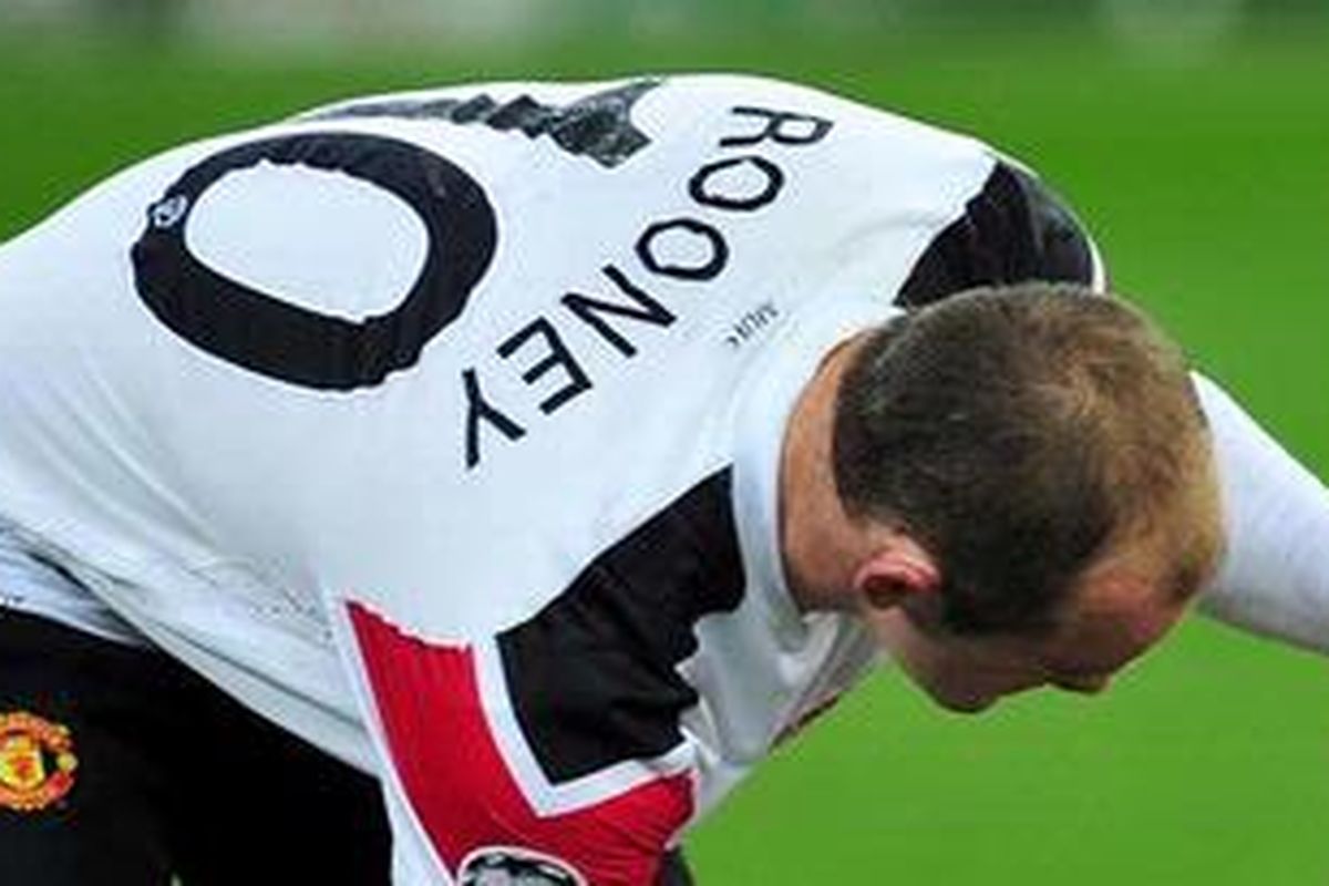 Ekspresi penyerang Manchester United, Wayne Rooney (kiri) dan Javier "Chicharito" Hernandez, usai dikalahkan Barcelona, pada final Liga Champions, di Wembley, Sabtu (28/5/2011).