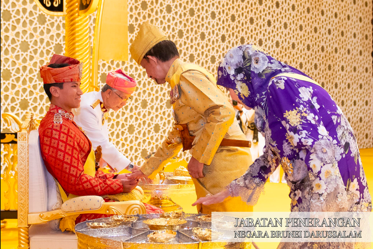Prosesi Majlis Istiadat Berbedak dalam rangkaian pernikahan Pangeran Mateen dari Brunei Darussalam dengan Anisha Isa Kalebic atau Anisha Rosnah, Kamis (11/1/2024).