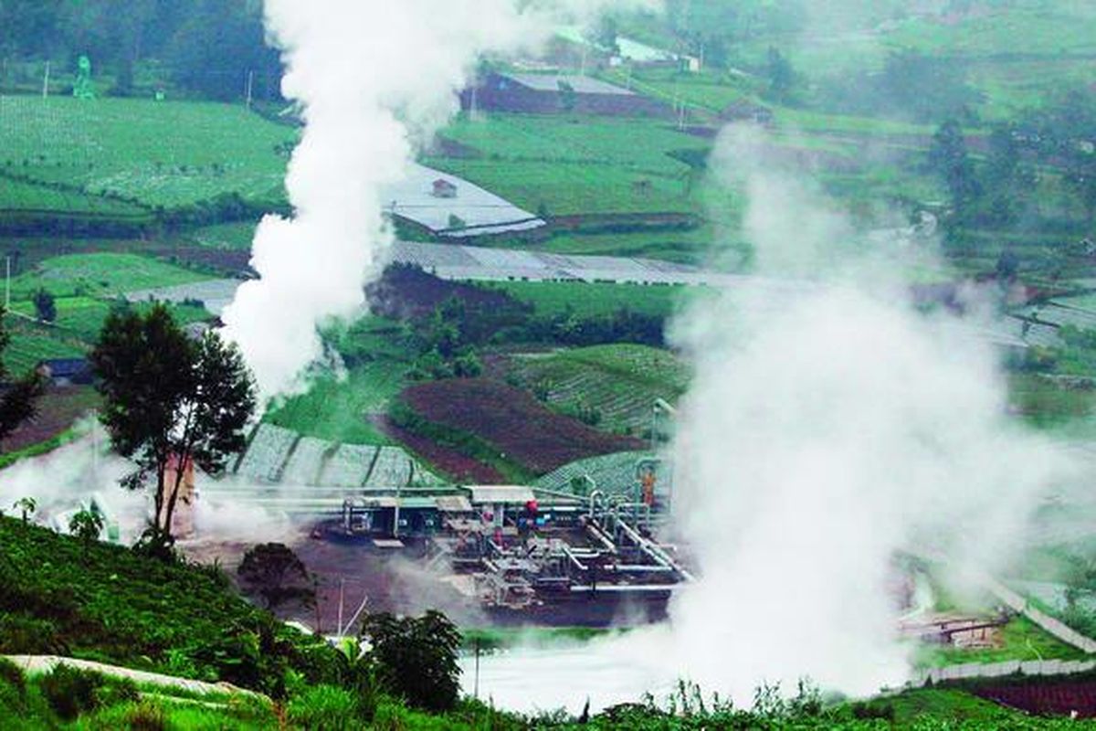 Pembangkit Listrik Tenaga Panas Bumi (PLTP) Dieng yang dikelola PT Geo Dipa Energi di Kecamatan Batur, Kabupaten Banjarnegara, Jawa Tengah, Selasa (11/9). Dari kapasitas maksimal 60 megawatt, PTLP tersebut saat ini hanya mampu memproduksi 20 megawatt. Tarif listrik akan naik tahun depan.