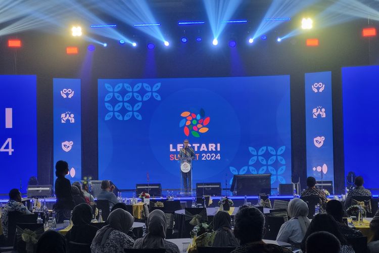 CEO KG Media Andy Budiman membuka Lestari Summit 2024 di Hotel Raffles, Jakarta, Rabu (21/8/2024)