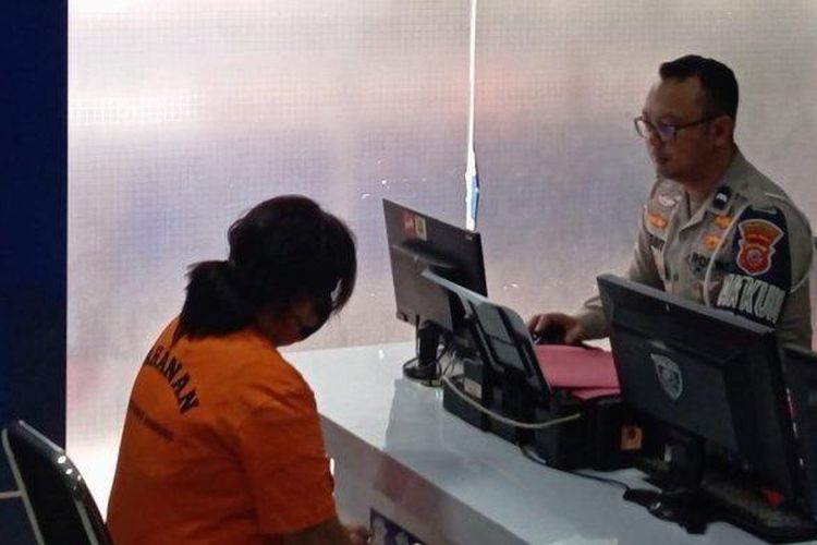 Pengemudi mobil Nissan penabrak siswa SMAN 5 Bandung di Jalan Anggrek, Herolina Sutanto (63) akhirnya ditetapkan sebagai tersangka. 