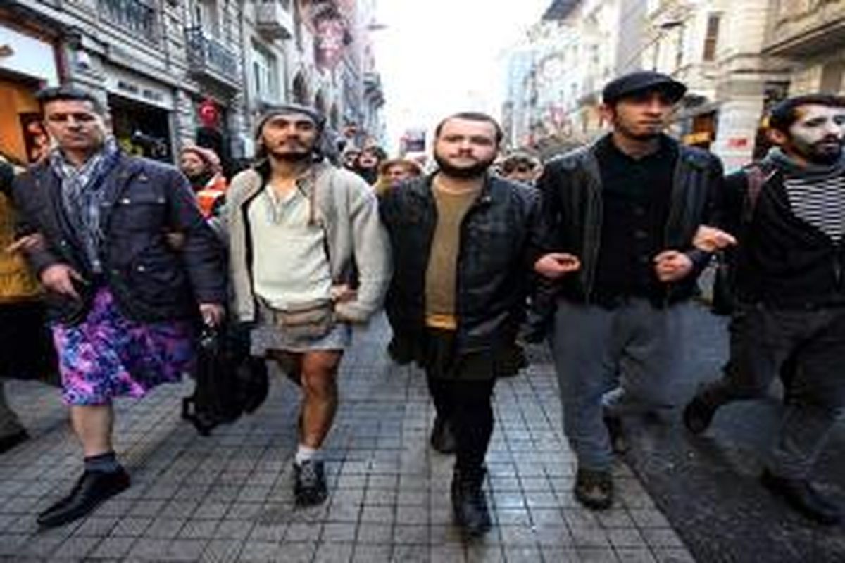 Sejumlah pria Turki kenakan rok wanita untuk lakukan aksi protes