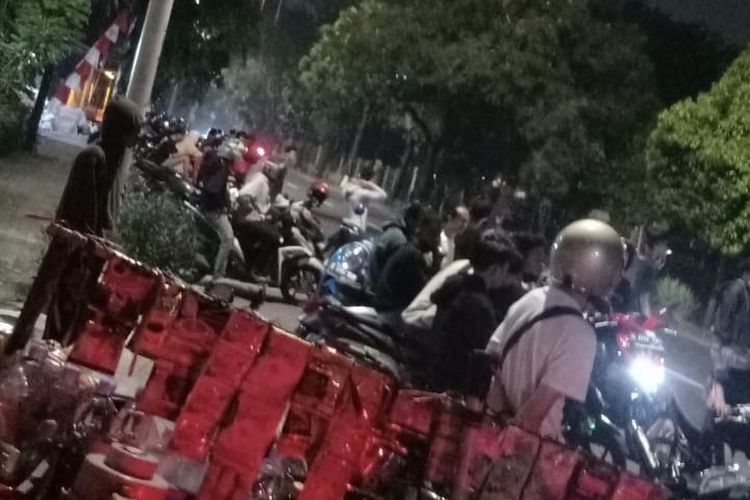 Sejumlah motor nongkrong dan melawan arah di Jalan Tentara Pelajar, Grogol Utara, Kebayoran Lama, Jakarta Selatan pada Senin (23/8/2021) dini hari.