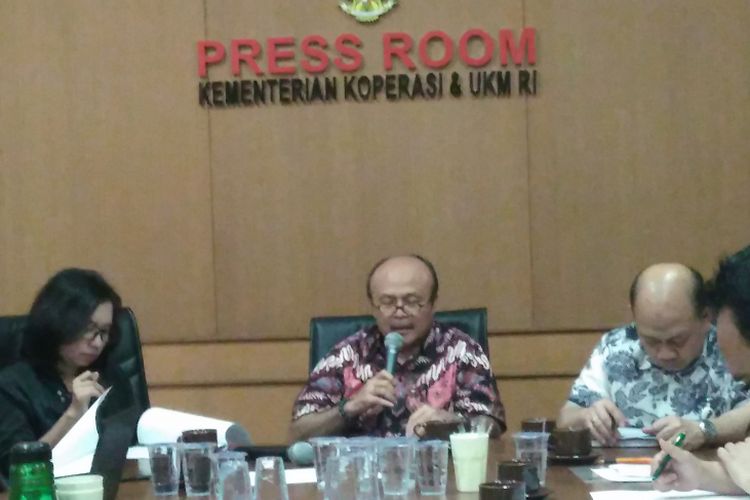 Deputi Produksi dan Pemasaran Kementerian Koperasi (Kemenkop) dan UKM, I Wayan Dipta (tengah) di Kantor Pusat Kemenkop, Jakarta, Jumat (31/3/2017).