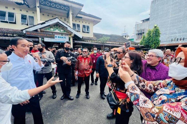 Presiden Joko Widodo bersama para pemimpin redaksi media saat mengunjungi Pasar Bakti di Kota Medan, Sumatera Utara, Kamis (9/2/2023).
