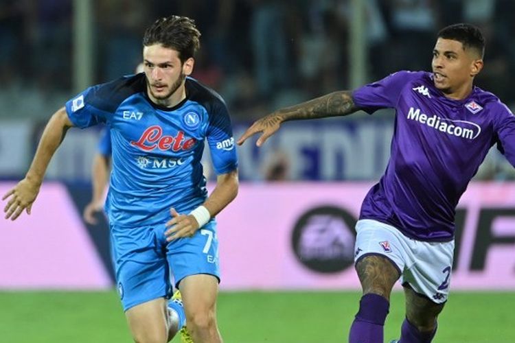 Penyerang sayap Napoli asal Georgia, Khvicha Kvaratskhelia, menjauh dari kejaran bek Fiorentina, Dodo, dalam laga Liga Italia 2022-2023 antara Fiorentina vs Napoli di Stadion Artemio Franchi, 28 Agustus 2022. 